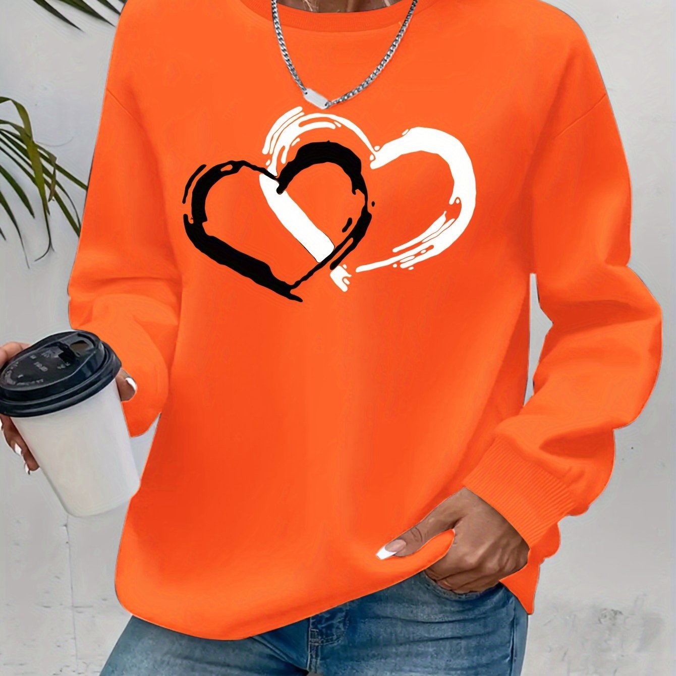 Sweatshirt med hjärttryck – Lekfull komfort med kärleksfull stil