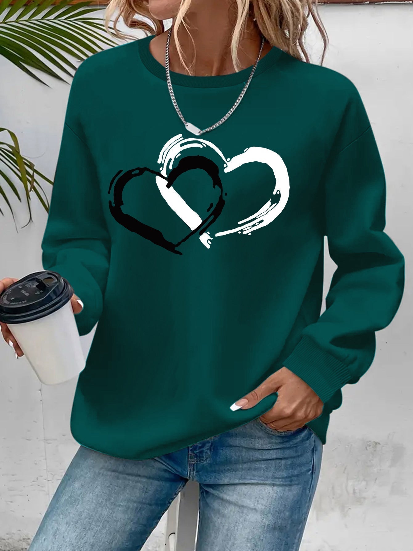 Sweatshirt med hjärttryck – Lekfull komfort med kärleksfull stil