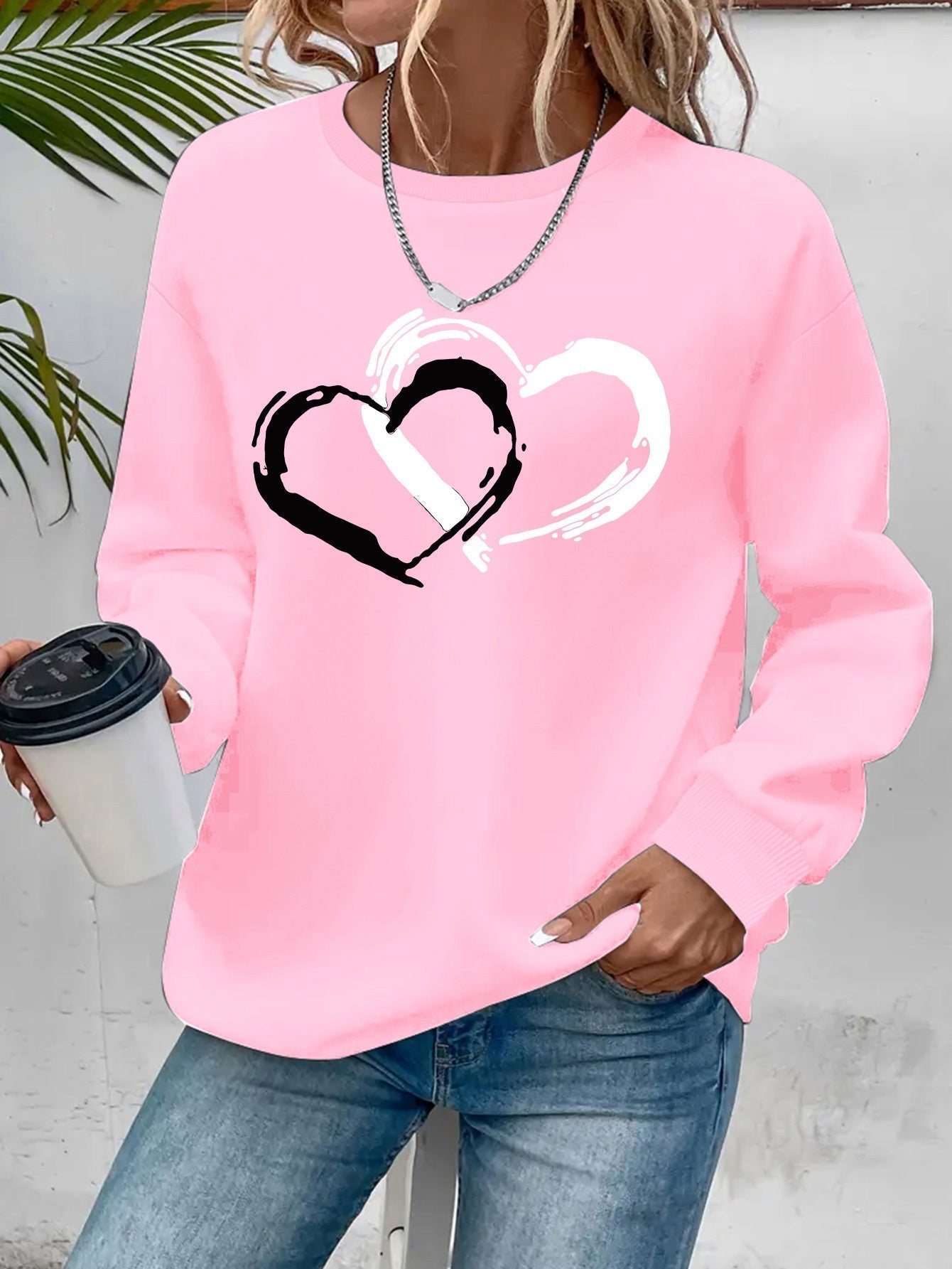Sweatshirt med hjärttryck – Lekfull komfort med kärleksfull stil
