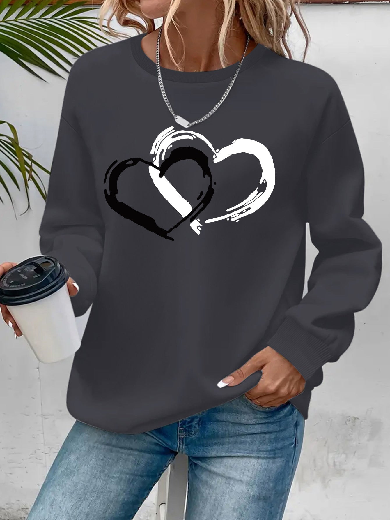 Sweatshirt med hjärttryck – Lekfull komfort med kärleksfull stil