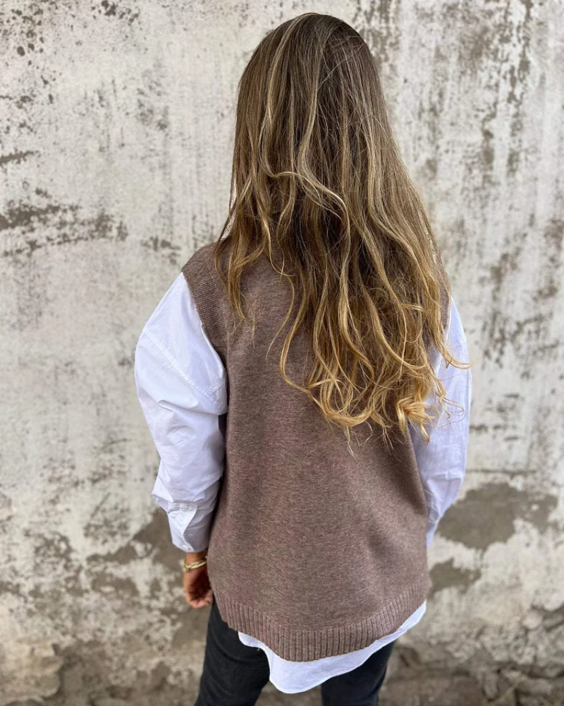 Stickad Slipover – Snygg layering för en avslappnad stil