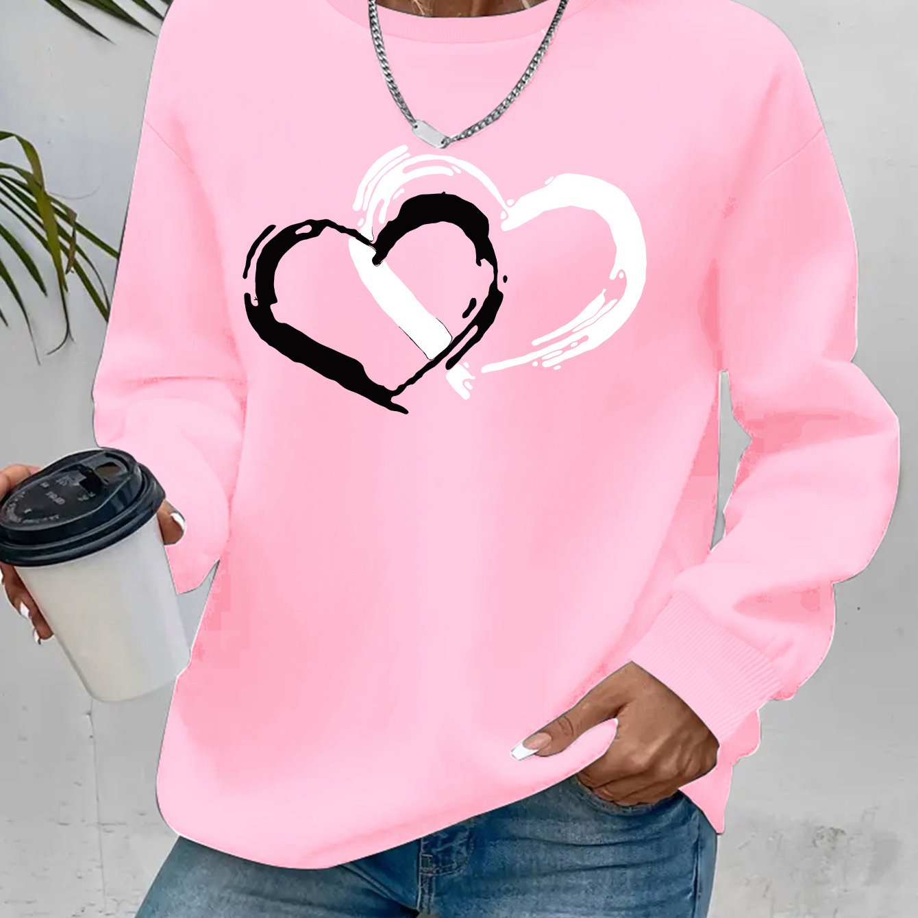 Sweatshirt med hjärttryck – Lekfull komfort med kärleksfull stil