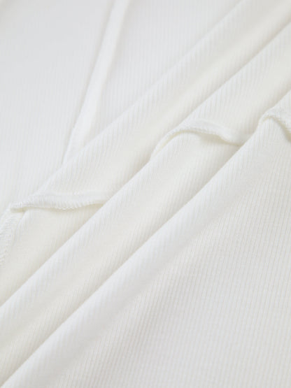 Figurbetonad Ripp-Top – Slank Minimalism med Självsäker Charm