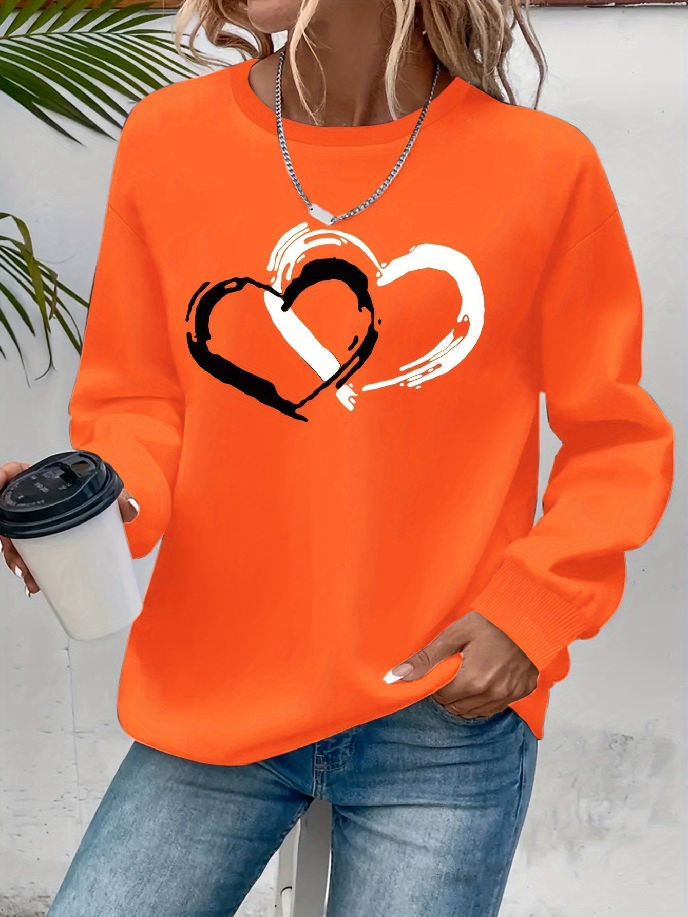 Sweatshirt med hjärttryck – Lekfull komfort med kärleksfull stil